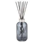Nahaufnahme eines blauen Diffusers mit schwarzen Duftstäbchen