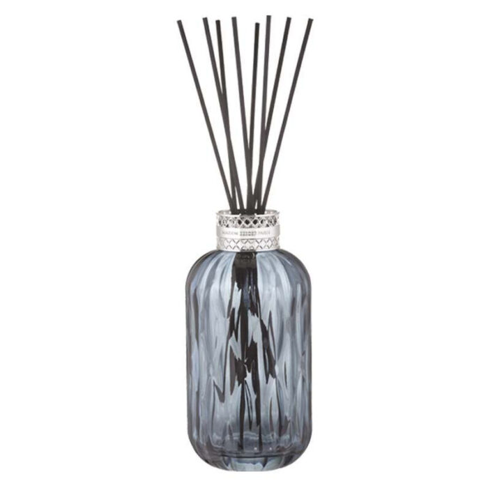 Nahaufnahme eines blauen Diffusers mit schwarzen Duftstäbchen