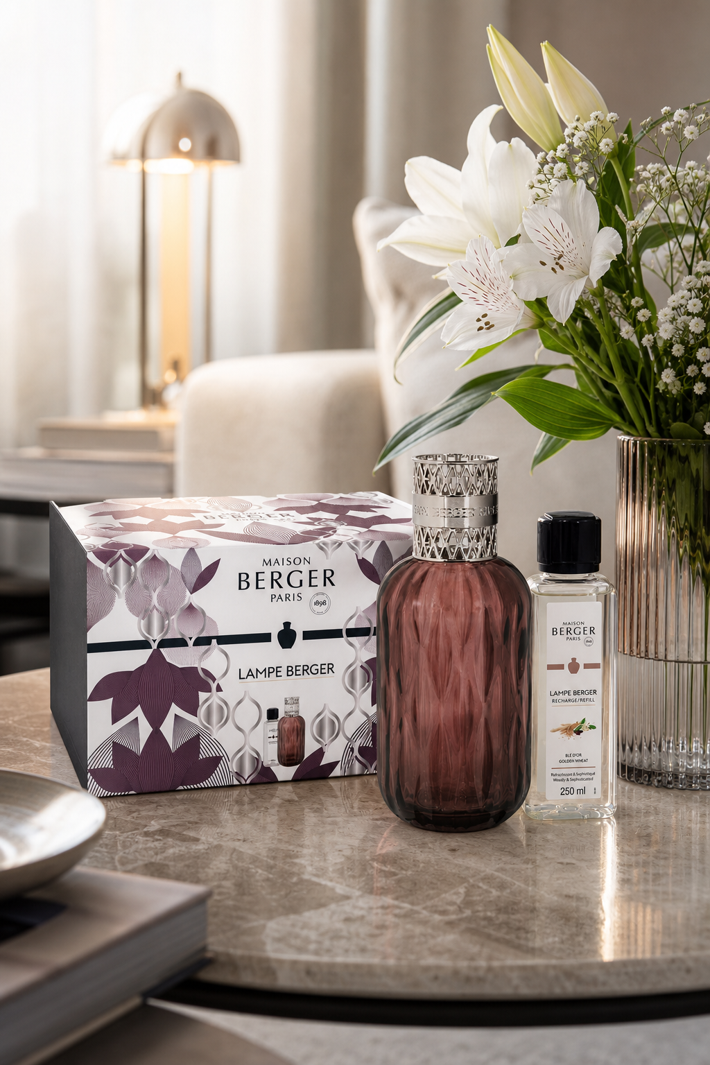 Lampe Berger Set mit Verpackung und Nachfüllflasche auf einem Wohnzimmertisch