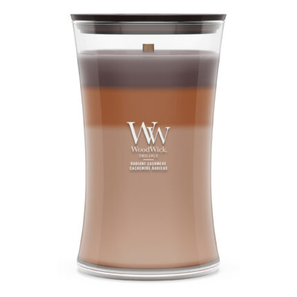 WoodWick Radiant Cashmere Trilogy Duftkerze im Glas vor weißem Hintergrund