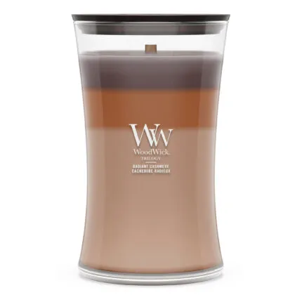 WoodWick Radiant Cashmere Trilogy Duftkerze im Glas vor weißem Hintergrund