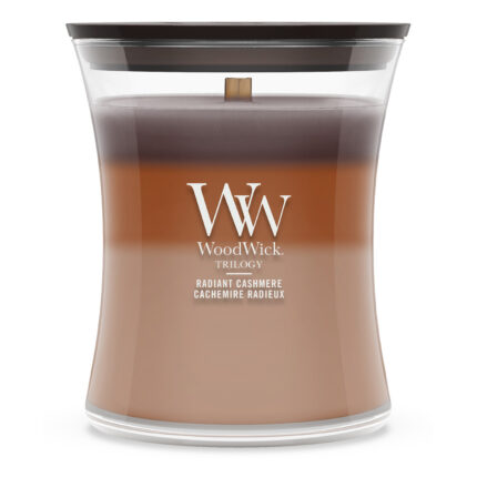 WoodWick Trilogy Radiant Cashmere Kerze im Glas auf weißem Hintergrund