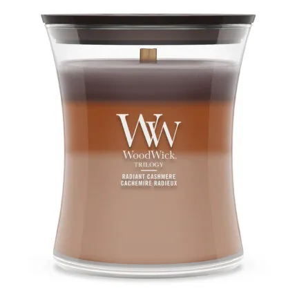 WoodWick Trilogy Radiant Cashmere Kerze im Glas auf weißem Hintergrund