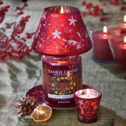 Brennende Yankee Candle Red Apple Wreath unter rotem Lampenschirm