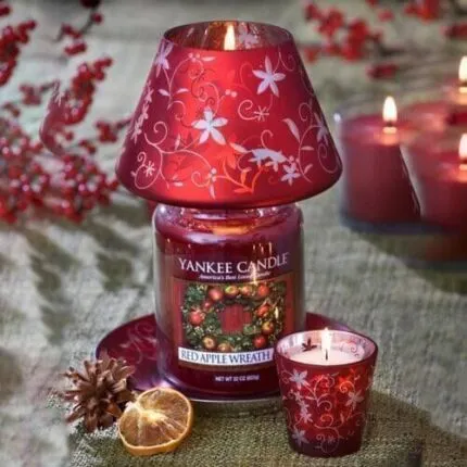 Brennende Yankee Candle Red Apple Wreath unter rotem Lampenschirm