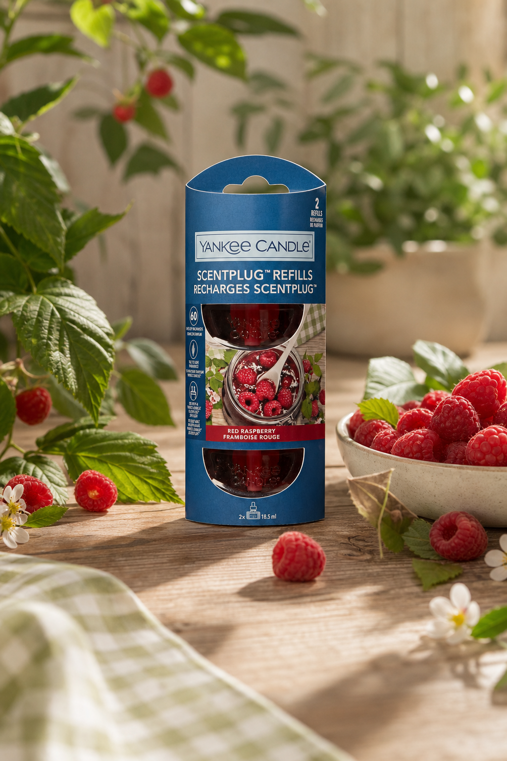 Red Raspberry ScentPlug Nachfüllpack in einer stimmungsvollen Anwendungsszene