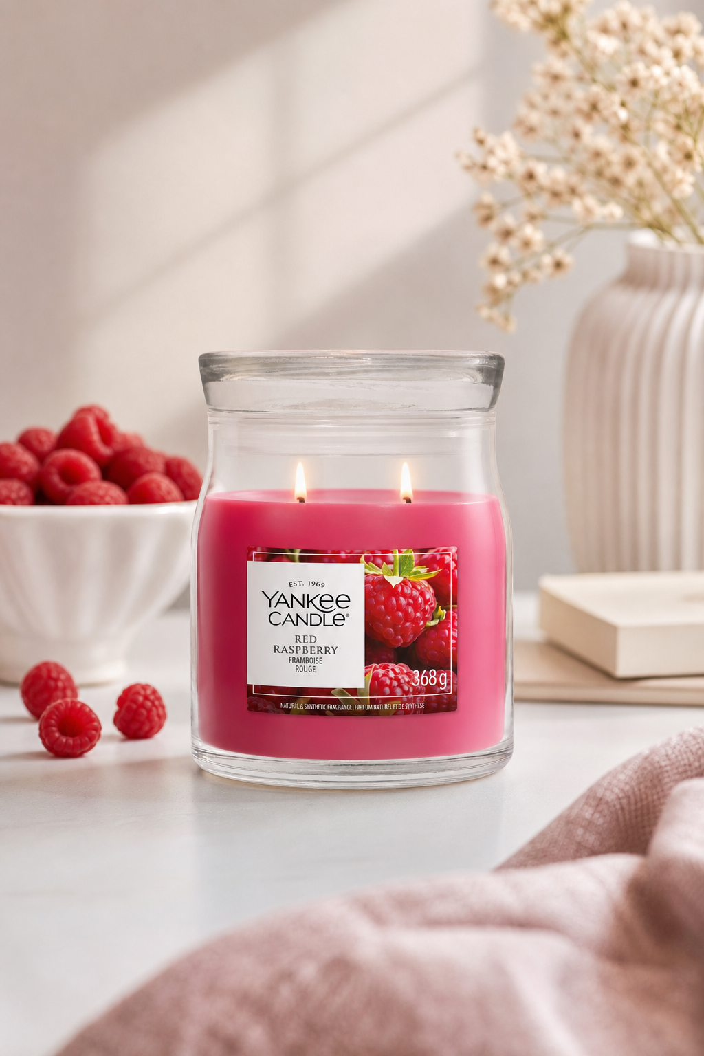 Red Raspberry Signature Glas 368g 2-Docht in einer stimmungsvollen Anwendungsszene