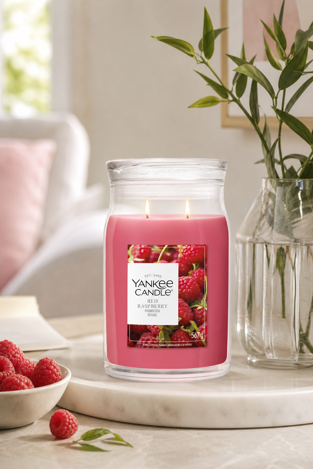 Red Raspberry Signature Jar 567g 2-Docht in einer stimmungsvollen Anwendungsszene