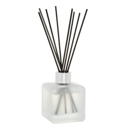 Weiße quadratische Diffuserflasche mit silbernem Hals und schwarzen Stäbchen
