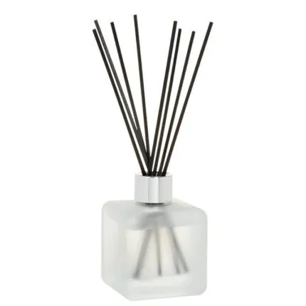 Weiße quadratische Diffuserflasche mit silbernem Hals und schwarzen Stäbchen