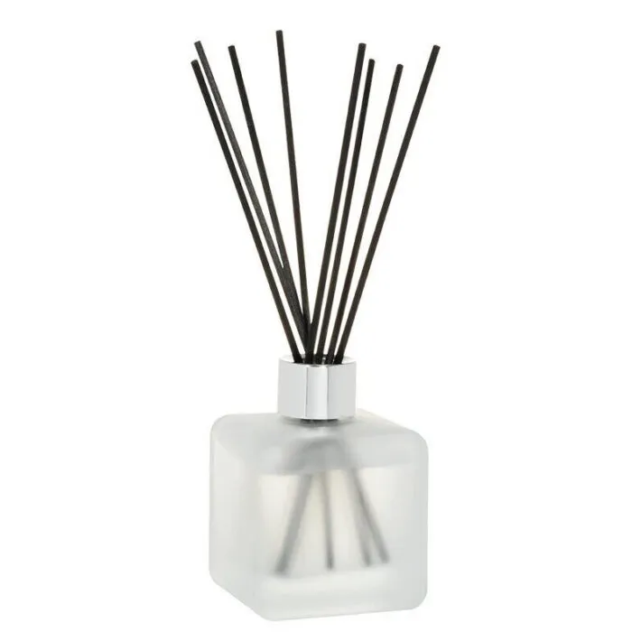Weiße quadratische Diffuserflasche mit silbernem Hals und schwarzen Stäbchen