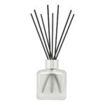 Citronella-Diffuser und Verpackung stehen neben einem Fenster im Wohnraum