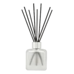 Citronella-Diffuser und Verpackung stehen neben einem Fenster im Wohnraum