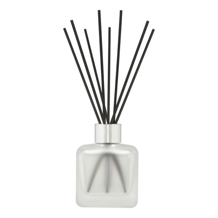 Citronella-Diffuser und Verpackung stehen neben einem Fenster im Wohnraum