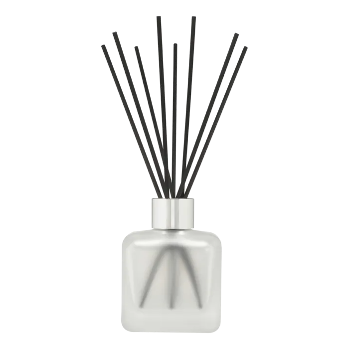 Citronella-Diffuser und Verpackung stehen neben einem Fenster im Wohnraum