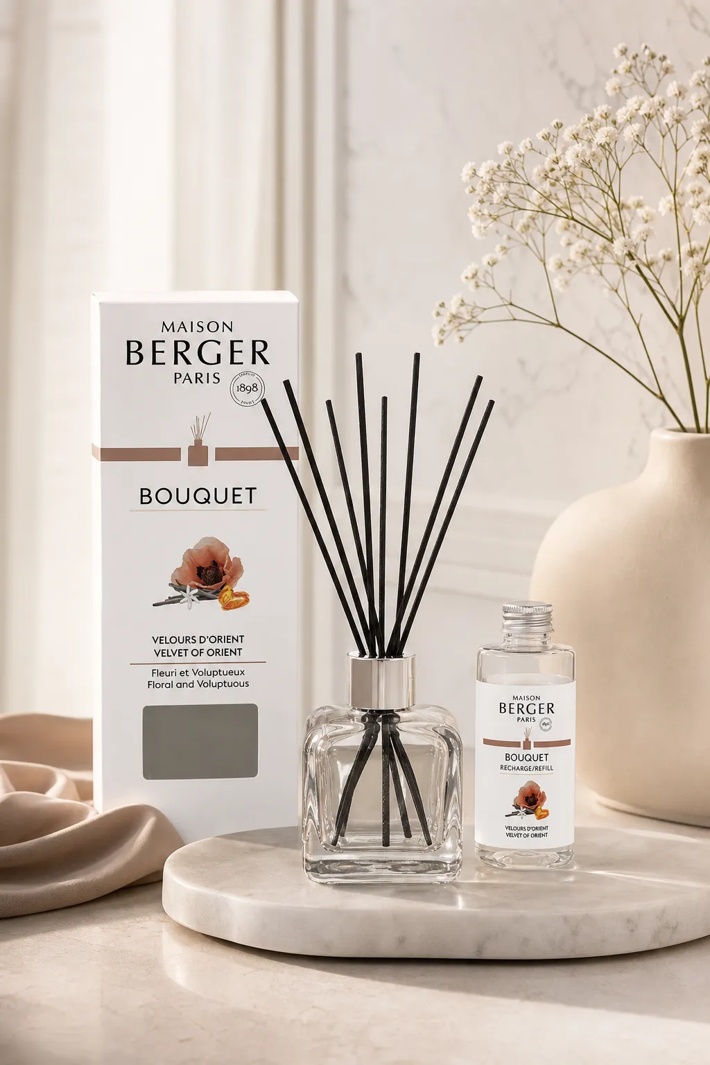 Raumduft-Diffuser als Dekoration Maison Berger Raumduft-Diffuser mit Verpackung und Nachfüllflasche auf einem Tisch