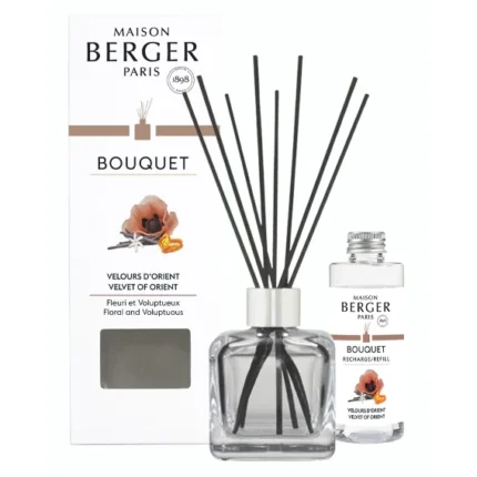 Glas-Diffuser mit schwarzen Stäbchen neben Verpackung und Nachfüllflasche