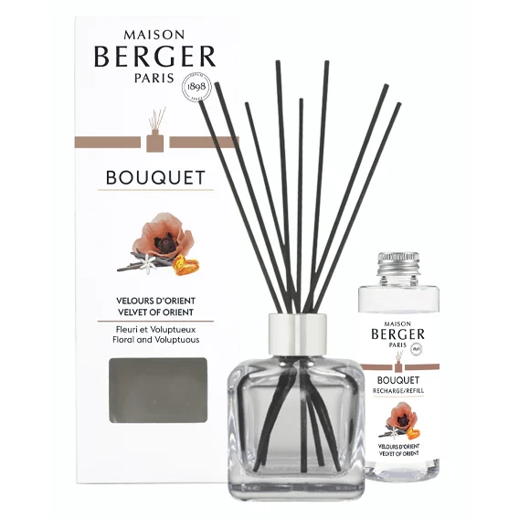 Raumduft-Diffuser und Nachfüllflasche Glas-Diffuser mit schwarzen Stäbchen neben Verpackung und Nachfüllflasche
