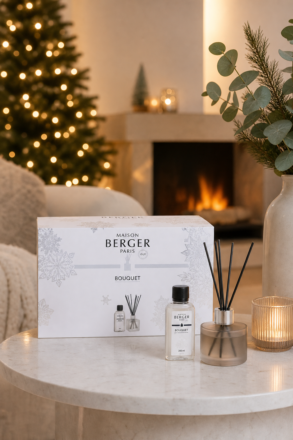 Maison Berger Bouquet Geschenkset und Diffuser auf Tisch neben Weihnachtsbaum und Kamin