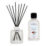 Diffuser mit schwarzen Stäbchen neben Bouquet Nachfüllflasche Sapin Festif