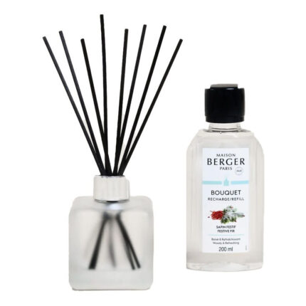 Diffuser mit schwarzen Stäbchen neben Bouquet Nachfüllflasche Sapin Festif