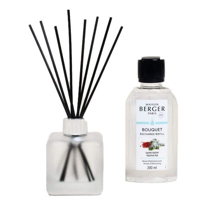 Diffuser mit schwarzen Stäbchen neben Bouquet Nachfüllflasche Sapin Festif