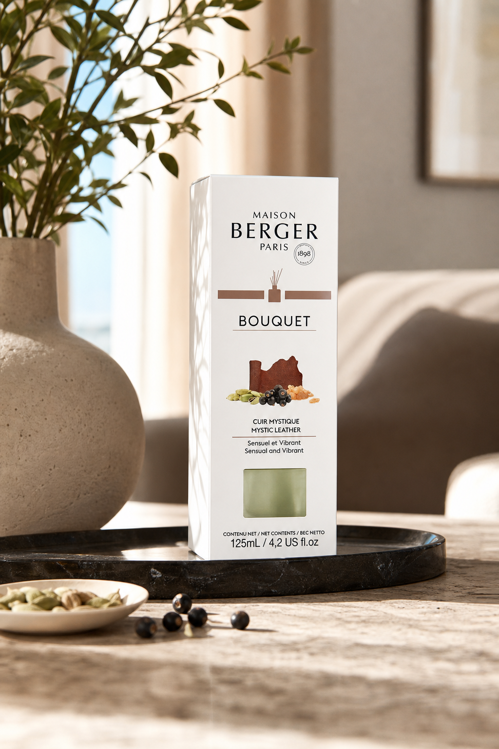 Maison Berger Bouquet Mystic Leather Verpackung steht auf einem Wohnzimmertisch