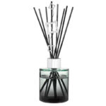 Glas-Diffuser mit schwarzen Duftstäbchen und dekorativen Anhängern