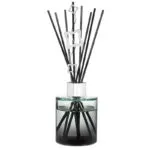 Glas-Diffuser mit schwarzen Duftstäbchen und dekorativen Anhängern