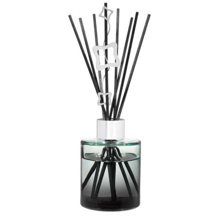 Glas-Diffuser mit schwarzen Duftstäbchen und dekorativen Anhängern