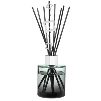 Glas-Diffuser mit schwarzen Duftstäbchen und dekorativen Anhängern