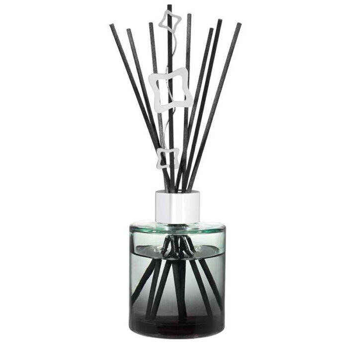 Glas-Diffuser mit schwarzen Duftstäbchen und dekorativen Anhängern