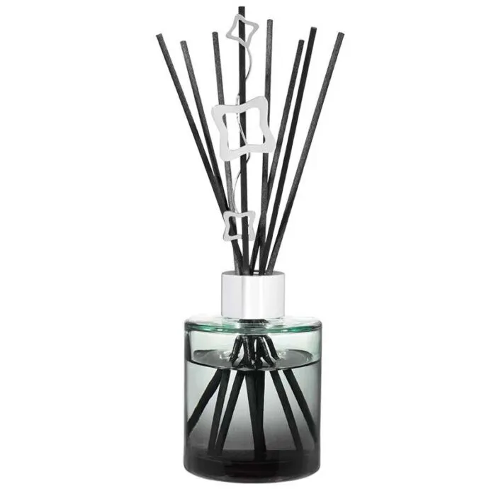 Glas-Diffuser mit schwarzen Duftstäbchen und dekorativen Anhängern