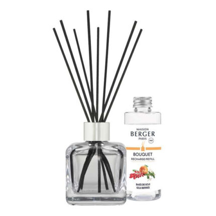 Glasdiffuser mit schwarzen Stäbchen neben Maison Berger Bouquet-Nachfüllflasche