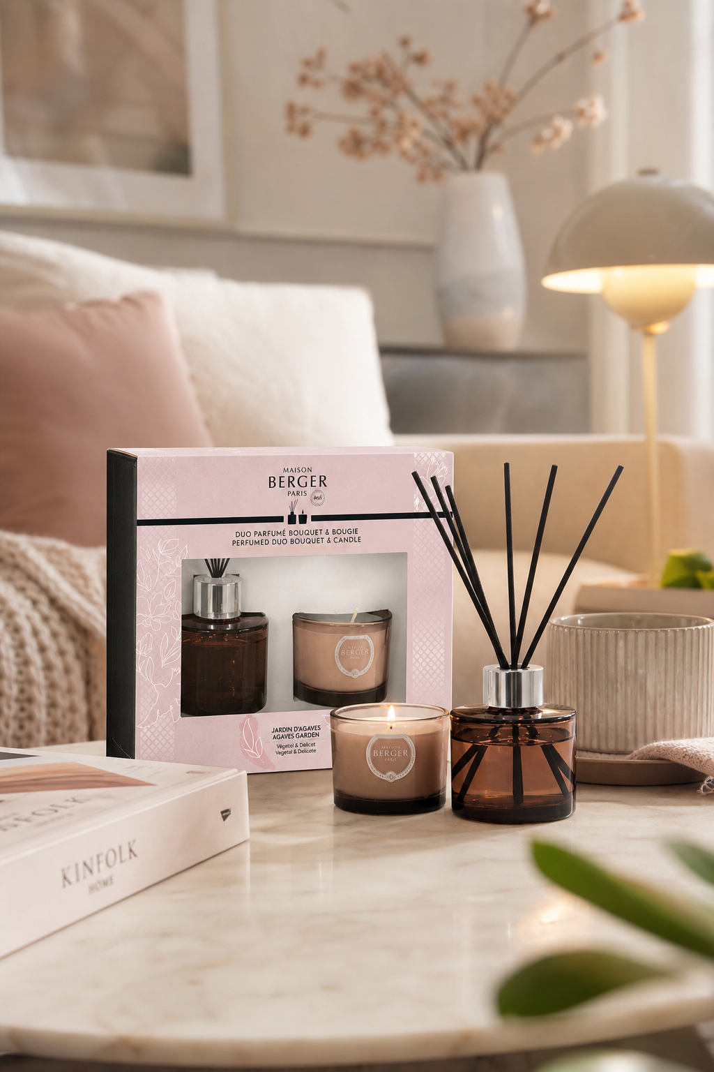 Raumduft-Set mit Verpackung, Diffuser und Duftkerze auf einem Tisch