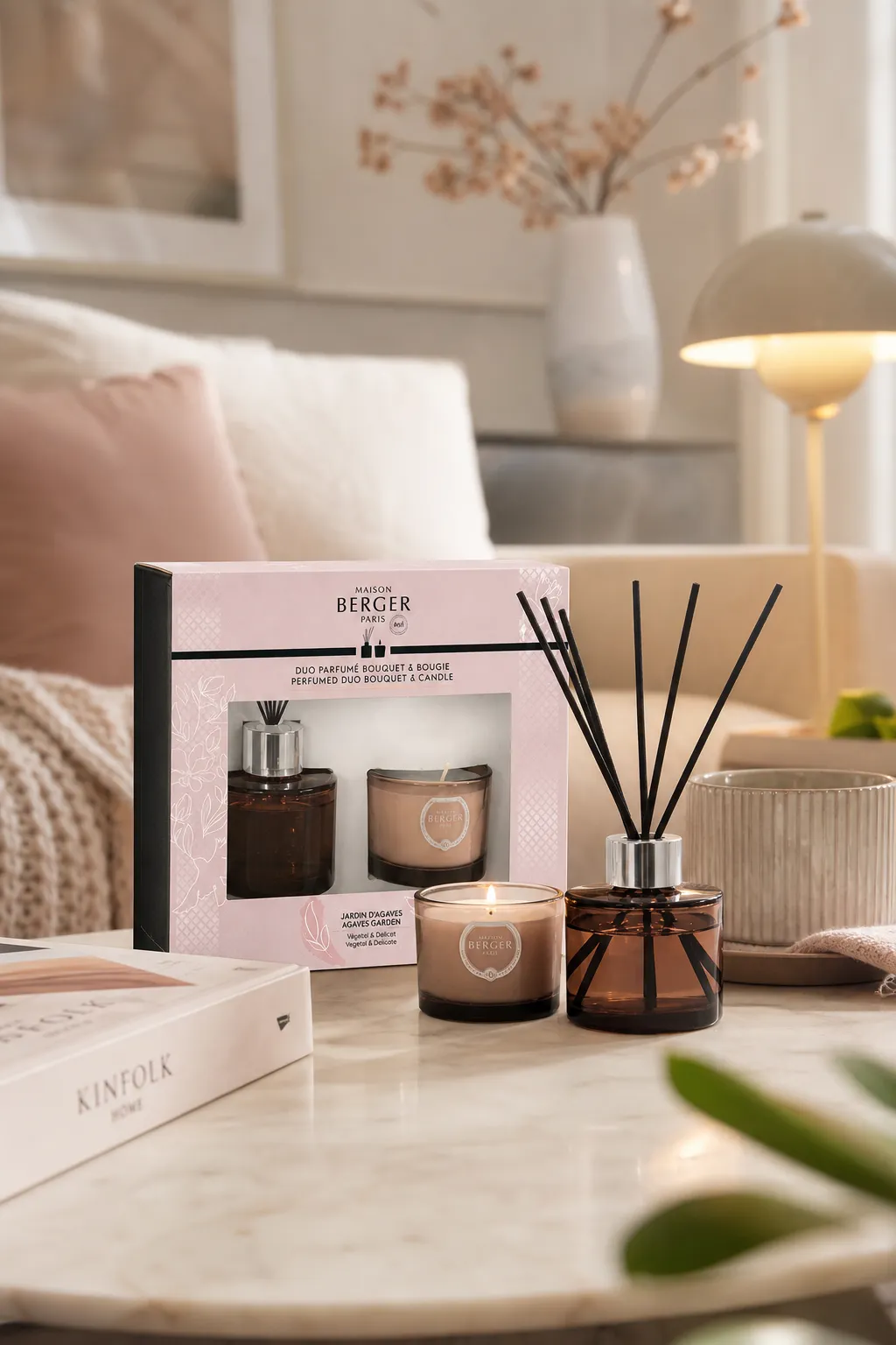 Raumduft-Set im Wohnraum Raumduft-Set mit Verpackung, Diffuser und Duftkerze auf einem Tisch