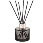 Dunkler Maison Berger Diffuser mit sechs schwarzen Duftstäbchen