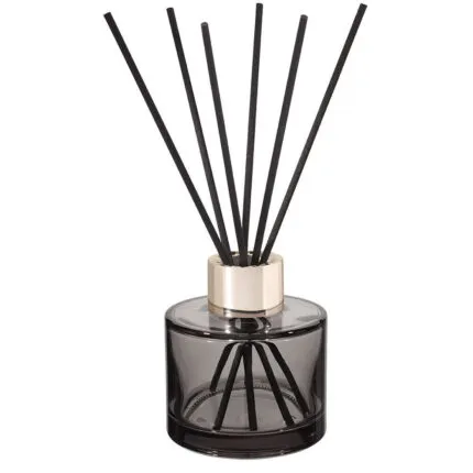 Dunkler Maison Berger Diffuser mit sechs schwarzen Duftstäbchen