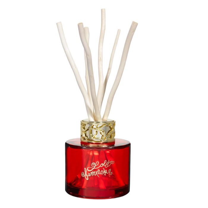 Roter Sweet Diffuser mit weißen Duftstäbchen auf weißem Hintergrund