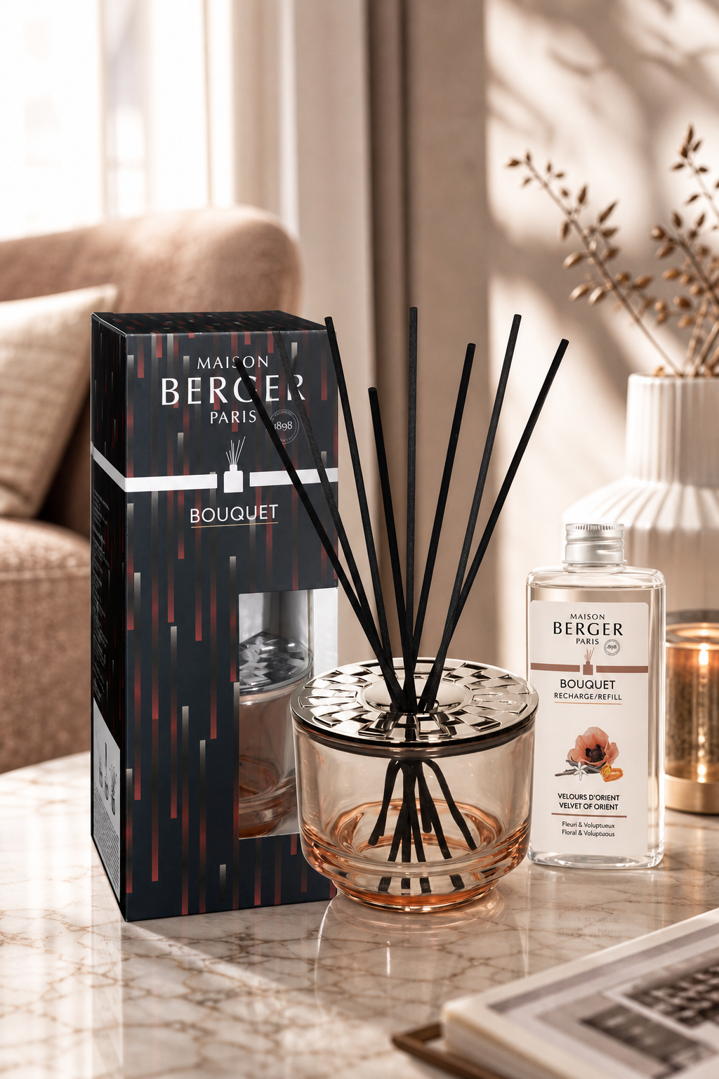 Maison Berger Diffuser mit Duftstäbchen, Verpackung und Nachfüllflasche im Wohnraum