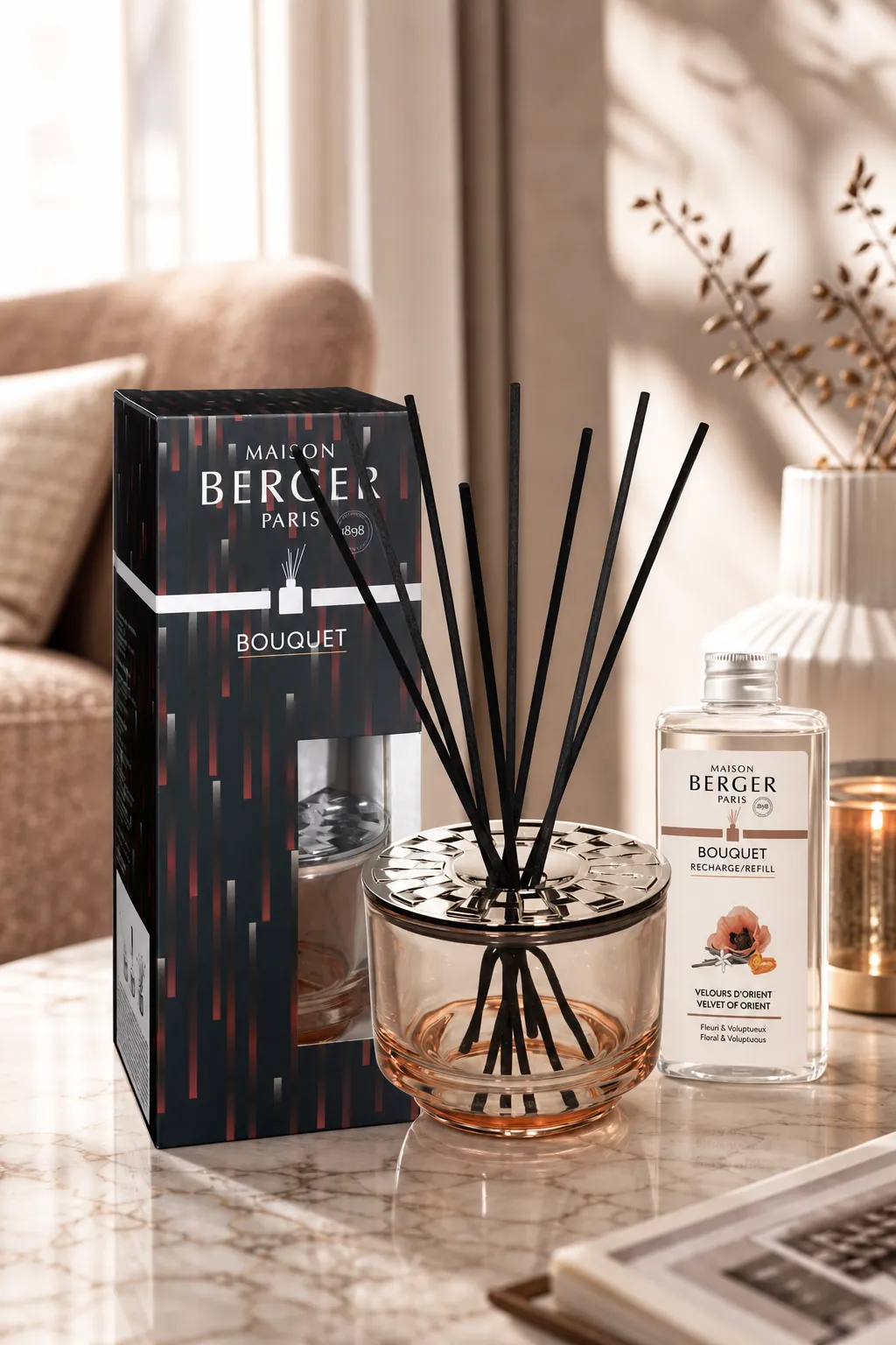 Diffuser im Wohnambiente Maison Berger Diffuser mit Duftstäbchen, Verpackung und Nachfüllflasche im Wohnraum
