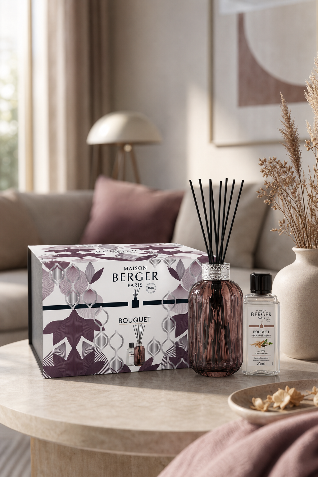 Raumduft-Set mit Diffuser, Nachfüllflasche und Verpackung auf einem Wohnzimmertisch
