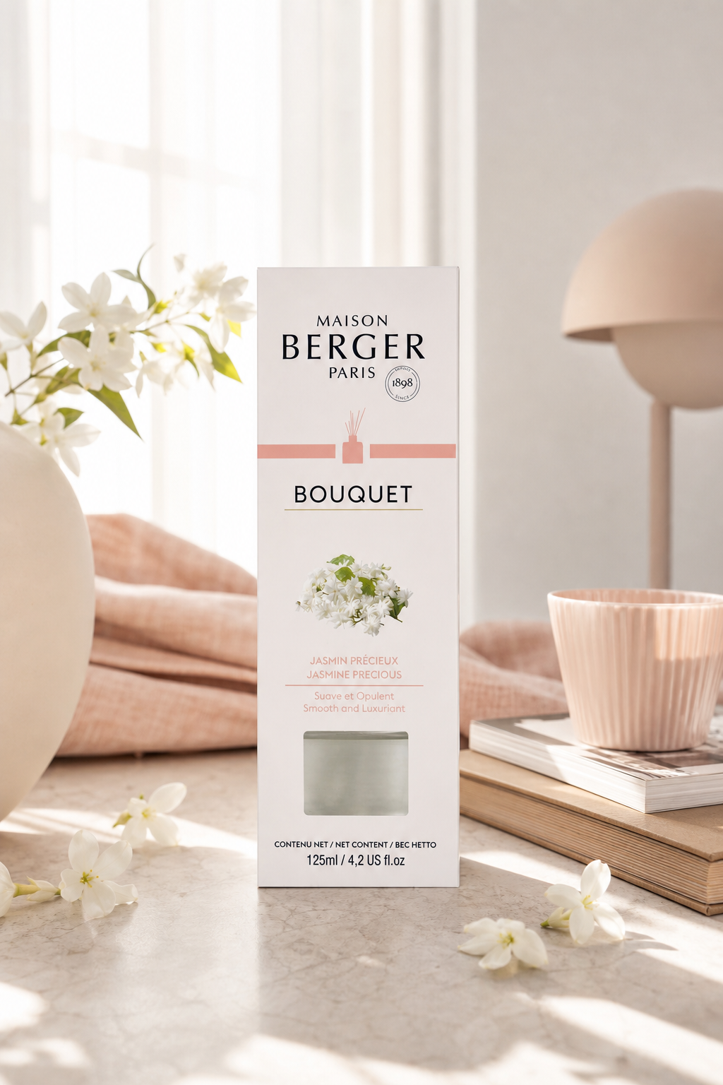 Verpackter Maison Berger Paris Jasmin-Diffuser auf einem Tisch mit weißen Blüten