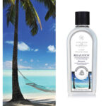 Relaxation Lamp Fragrance Flasche mit schwarzem Verschluss vor Strandmotiv