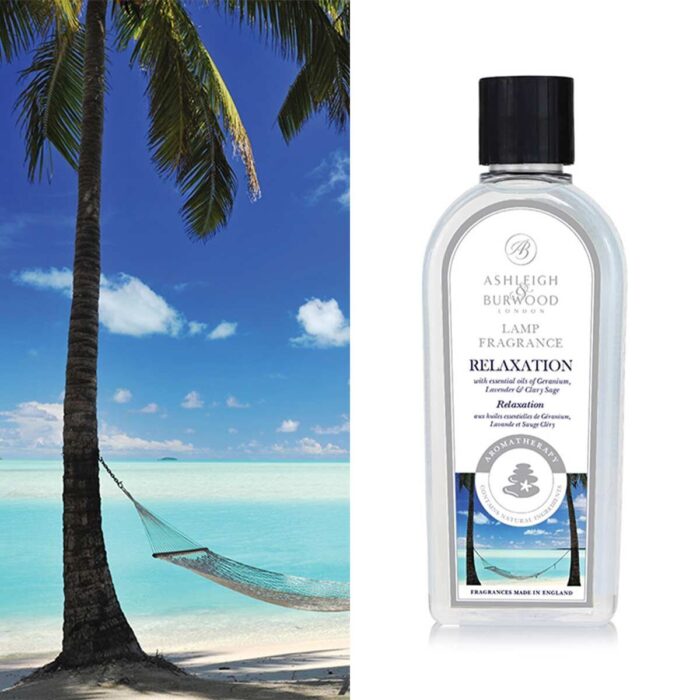 Relaxation Lamp Fragrance Flasche mit schwarzem Verschluss vor Strandmotiv