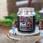 Brennende Roasted Chestnut Duftkerze im Glas mit zwei Flammen