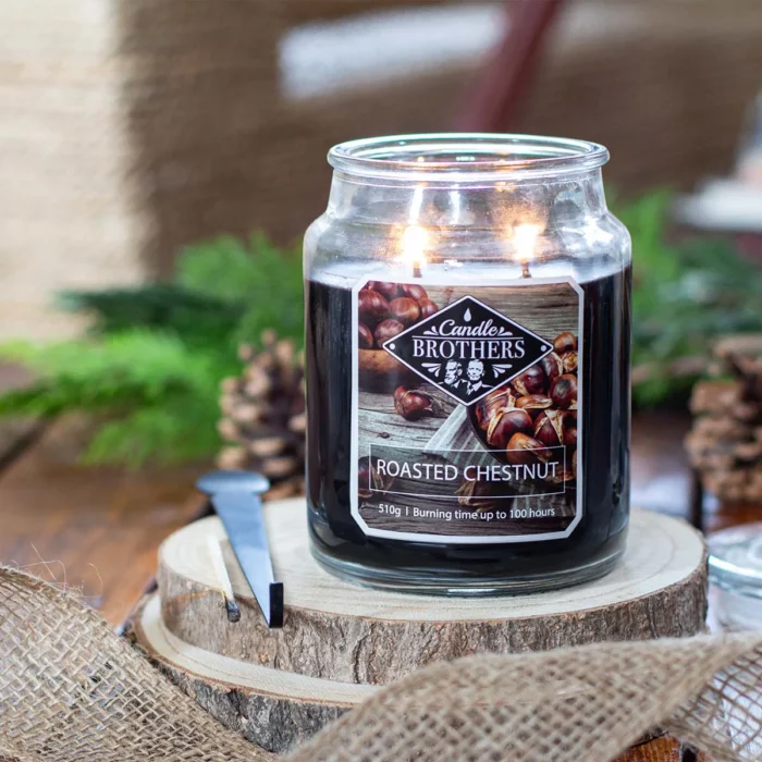 Brennende Roasted Chestnut Duftkerze im Glas mit zwei Flammen