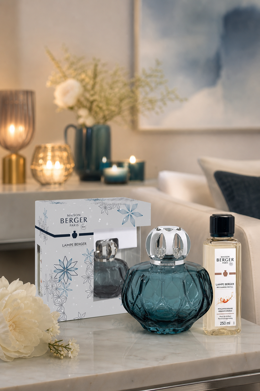 Lampe Berger mit Verpackung und Nachfüllflasche auf einem Wohnzimmertisch