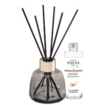 Maison Berger Diffuser mit schwarzen Duftstäbchen neben einer Nachfüllflasche