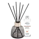 Maison Berger Diffuser mit schwarzen Duftstäbchen neben einer Nachfüllflasche